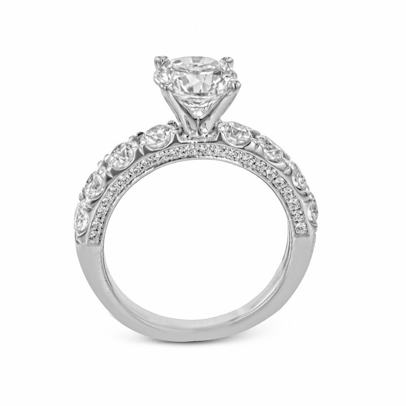 Round-Cut Engagement Ring In 18k Gold With Diamonds